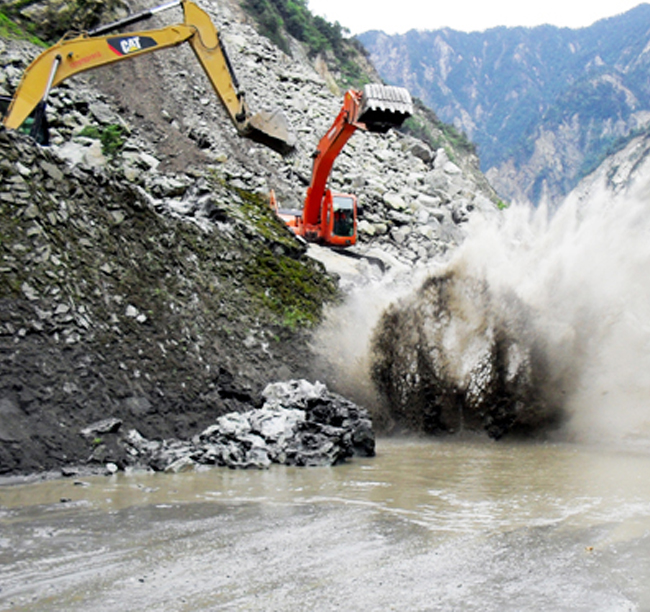 2009年，公司參與災(zāi)后重建項(xiàng)目映（秀）臥（龍）路被洪水沖毀路段的搶通