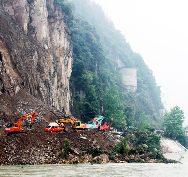 2013年，公司參與蘆山“4.20”地震搶險(xiǎn)在懸崖峭壁中推進(jìn)