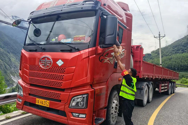 川交公司涼山國省干線養(yǎng)護工程暖心服務(wù)滯留司機