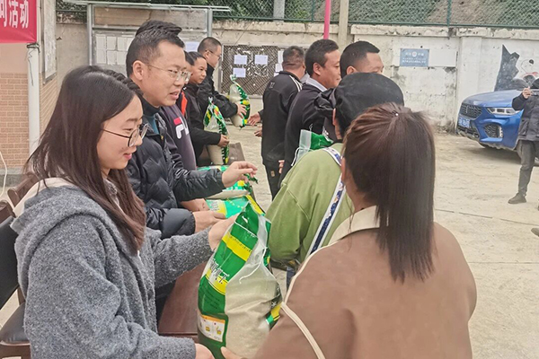 政企聯(lián)動暖民心 冬日關(guān)懷顯溫情