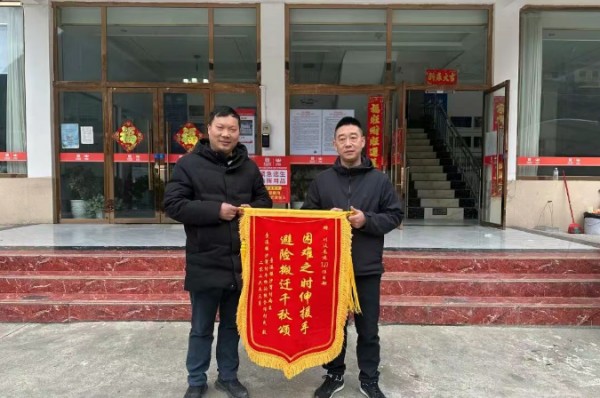 “筑路先鋒”與搬遷群眾的“雙向奔赴”